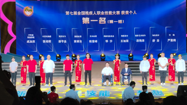 大赛第一名获奖选手合影,前排右四为黄寒东选手 00220230630.jpg