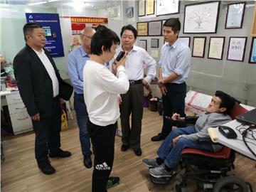 中央党校战略学研究室主任、中央党校哲学教研部副主任段培君同志和深圳市残联宋副理事等视察残友